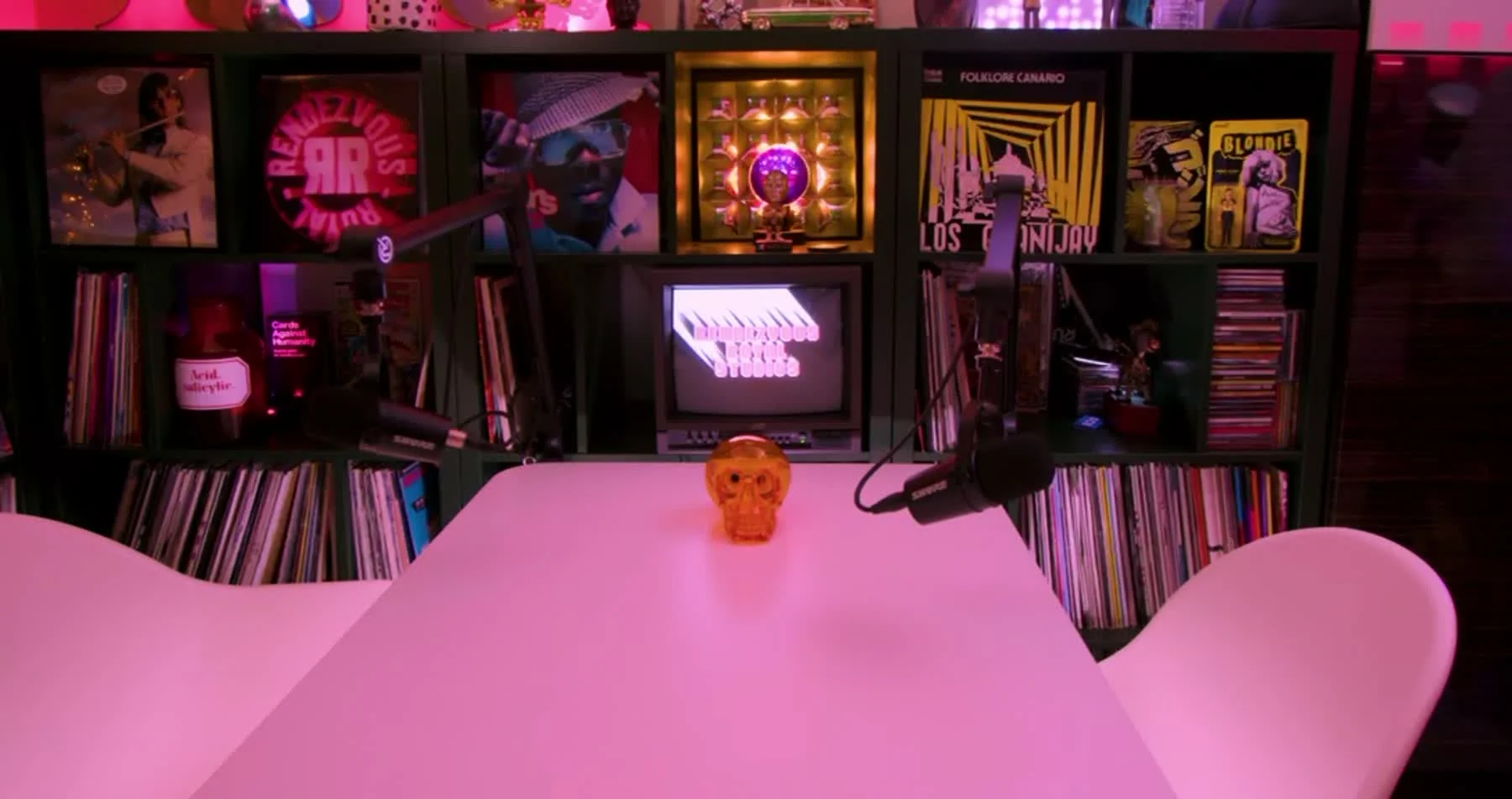 Holgers Studio-Raum mit Vinyl-Sammlung und Discokugel